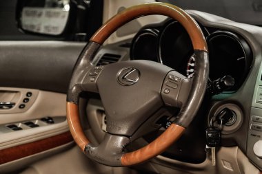 Novosibirsk, Rusya - 06 Mayıs 2019: Lexus Rx 300, gösterge panelinin yakın çekim, hız göstergesi, takometre ve direksiyon. Novosibirs bir otoparkta modern bir araba Fotoğraf
