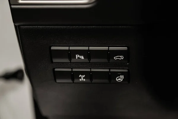 俄罗斯新西伯利亚 2019年5月06日 雷克萨斯Nx 200 后备箱释放按钮和停车系统的特写 在新西伯利亚停车场拍摄现代汽车 — 图库照片