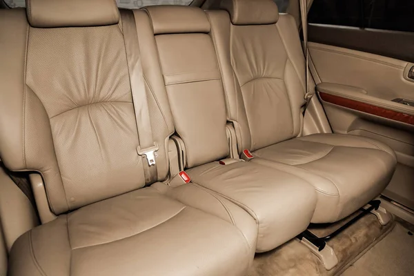 Novosibirsk, Rusya - 06 Mayıs 2019: Lexus Rx 300, arka koltukların yakın çekim. Novosibirs bir otoparkta modern bir araba Fotoğraf