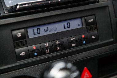 Novosibirsk, Rusya - 10 Mayıs 2019: Volkswagen Caravelle , gösterge panelinin yakın çekim, üfleyici, klima, oyuncu ayarı. Novosibirs bir otoparkta modern bir araba Fotoğraf