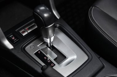 Novosibirsk, Rusya - 10 Mayıs 2019: Subaru Forester, hızlandırıcı kolu ve düğmelerinin yakın çekim. Novosibirs bir otoparkta modern bir araba Fotoğraf