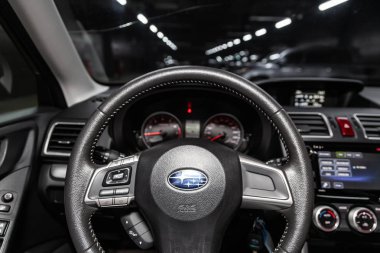 Novosibirsk, Rusya - 10 Mayıs 2019: Subaru Forester, gösterge panelinin yakın çekim, hız göstergesi, takometre ve direksiyon. Novosibirs bir otoparkta modern bir araba Fotoğraf