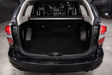 Novosibirsk, Rusya - 10 Mayıs 2019: Subaru Forester, bagaj botunun yakın çekim, ön görünüm. Novosibirs bir otoparkta modern bir araba Fotoğraf