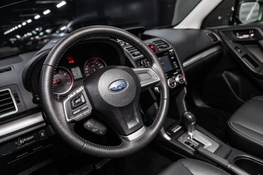 Novosibirsk, Rusya - 10 Mayıs 2019: Subaru Forester, gösterge panelinin yakın çekim, hız göstergesi, takometre ve direksiyon. Novosibirs bir otoparkta modern bir araba Fotoğraf