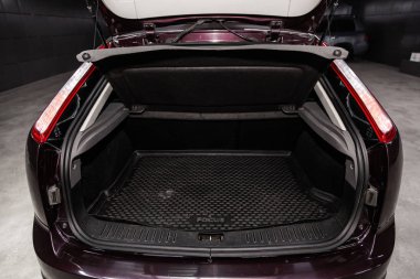 Novosibirsk, Rusya - 10 Mayıs 2019: Ford Focus, bagaj botunun yakın çekim, ön görünüm. Novosibirs bir otoparkta modern bir araba Fotoğraf