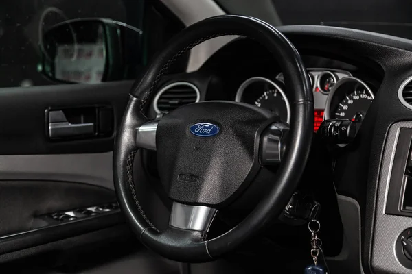 Novosibirsk, Rusya - 10 Mayıs 2019: Ford Focus, gösterge panelinin yakın çekim, hız göstergesi, takometre ve direksiyon. Novosibirs bir otoparkta modern bir araba Fotoğraf