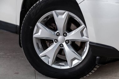 Novosibirsk, Rusya - 10 Mayıs 2019: Subaru Forester, tekerleğin yakın çekim. Novosibirs bir otoparkta modern bir araba Fotoğraf