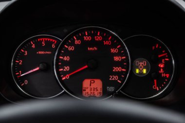 Novosibirsk, Rusya - 10 Mayıs 2019: Mitsubishi Pajero Sport, gösterge panelinin yakın çekim, hız göstergesi ve takometre. Novosibirs bir otoparkta modern bir araba Fotoğraf