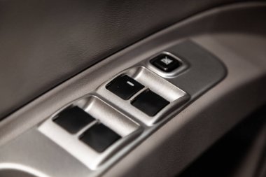 Novosibirsk, Rusya - 10 Mayıs 2019: Mitsubishi Pajero Sport,yan kapı düğmelerinin yakın çekim: pencere ayar düğmeleri, kapı kilidi. Novosibirs bir otoparkta modern bir araba Fotoğraf