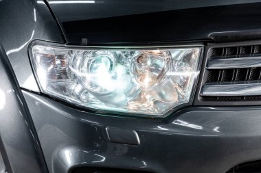 Novosibirsk, Rusya - 10 Mayıs 2019: Mitsubishi Pajero Sport, farların yakın çekim. Novosibirs bir otoparkta modern bir araba Fotoğraf