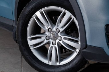 Novosibirsk, Rusya - 10 Mayıs 2019: Audi Q3, tekerleğin yakın çekim. Novosibirs bir otoparkta modern bir araba Fotoğraf