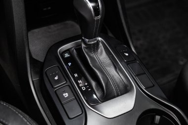 Novosibirsk, Rusya - 10 Mayıs 2019: Hyundai Santa Fe, hızlandırıcı kolu ve koltuk ısıtma düğmelerinin yakın çekim. Novosibirs bir otoparkta modern bir araba Fotoğraf