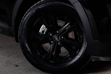 Novosibirsk, Rusya - 10 Mayıs 2019: Hyundai Santa Fe, tekerleğin yakın çekim. Novosibirs bir otoparkta modern bir araba Fotoğraf