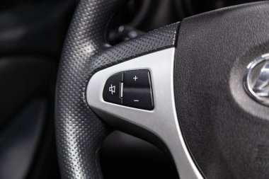Novosibirsk, Rusya - 10 Mayıs 2019: Lifan X60, telefon ayarı ve ses düğmeleri ile Multiwheel yakın çekim. Novosibirs bir otoparkta modern bir araba Fotoğraf