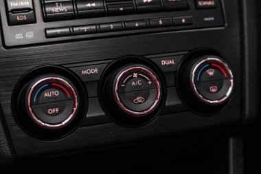 Novosibirsk, Rusya - 10 Mayıs 2019: Subaru Xv, gösterge panelinin yakın çekim, üfleyicinin ayarı, klima, oyuncu. Novosibirs bir otoparkta modern bir araba Fotoğraf