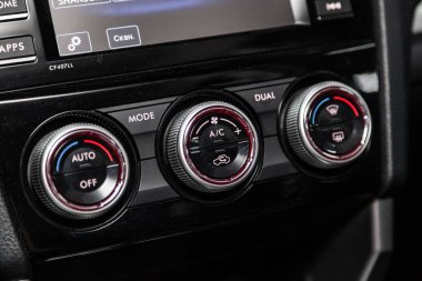 Novosibirsk, Rusya - 10 Mayıs 2019: Subaru Forester, gösterge panelinin yakın çekim, üfleyicinin ayarı, klima, oyuncu. Novosibirs bir otoparkta modern bir araba Fotoğraf