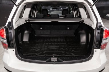 Novosibirsk, Rusya - 10 Mayıs 2019: Subaru Forester, bagaj botunun yakın çekim, ön görünüm. Novosibirs bir otoparkta modern bir araba Fotoğraf