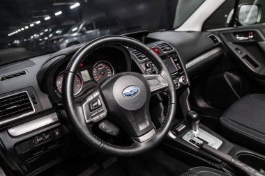 Novosibirsk, Rusya - 10 Mayıs 2019: Subaru Forester, gösterge panelinin yakın çekim, hız göstergesi, takometre ve direksiyon. Novosibirs bir otoparkta modern bir araba Fotoğraf