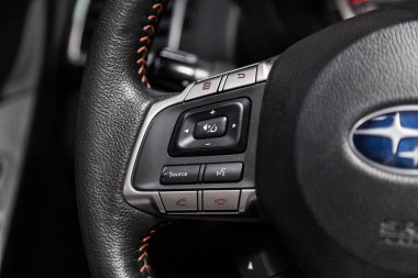 Novosibirsk, Rusya - 10 Mayıs 2019: Subaru Forester, telefon ayarı ve ses düğmeleri ile Multiwheel yakın çekim. Novosibirs bir otoparkta modern bir araba Fotoğraf