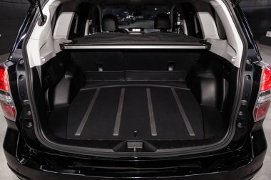 Novosibirsk, Rusya - 10 Mayıs 2019: Subaru Forester, bagaj botunun yakın çekim, ön görünüm. Novosibirs bir otoparkta modern bir araba Fotoğraf