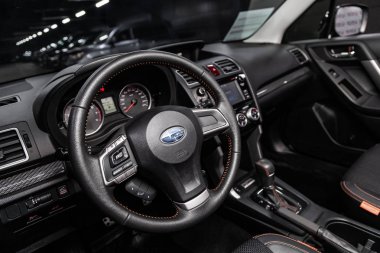 Novosibirsk, Rusya - 10 Mayıs 2019: Subaru Forester, gösterge panelinin yakın çekim, hız göstergesi, takometre ve direksiyon. Novosibirs bir otoparkta modern bir araba Fotoğraf