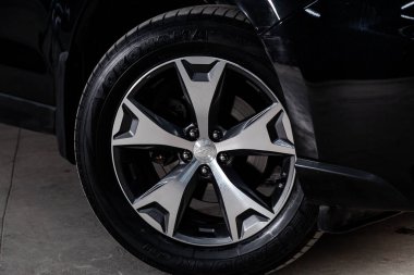 Novosibirsk, Rusya - 10 Mayıs 2019: Subaru Forester, tekerleğin yakın çekim. Novosibirs bir otoparkta modern bir araba Fotoğraf