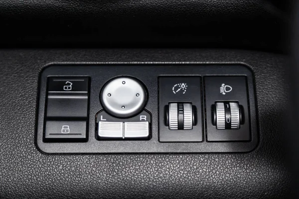 ノボシビルスク ロシア 2019年5月10日 リファンX60 ボタンのクローズアップ サイドミラー ドアロック ヘッドライト調整ボタン ノボシビルの駐車場で近代的な車の写真 — ストック写真