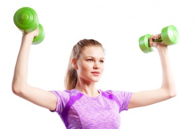 Beyaz izole arka plan üzerinde pazı üzerinde halter ile egzersiz yapan genç bir sportif kadın fitness modeli sarışın yakın. Fit kız aktif bir yaşam tarzı yaşıyor