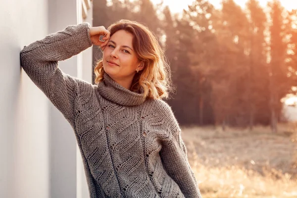秋の公園のフィールドで自然なウールとジーンズで作られた茶色のニットセーターで若い美しい女性の屋外クローズアップポートレート 秋のウォーキングコンセプト — ストック写真