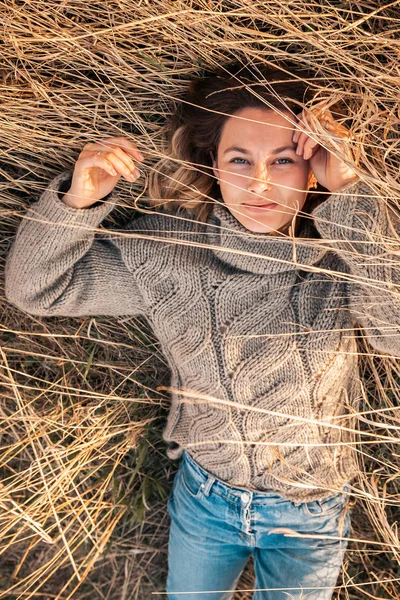 Odkryty Zbliżenie Portret Młodej Pięknej Kobiety Brązowym Dzianiny Sweter Wykonany — Zdjęcie stockowe