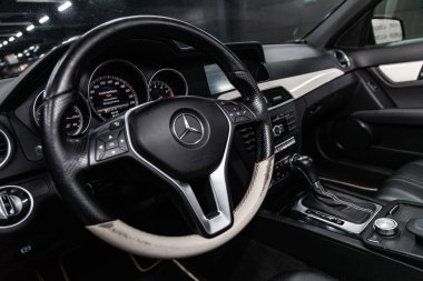 Novosibirsk, Rusya - 15 Mayıs 2019: Mercedes C-Class C180, gösterge panelinin yakın çekim, hız göstergesi, takometre ve direksiyon. Novosibirs bir otoparkta modern bir araba Fotoğraf
