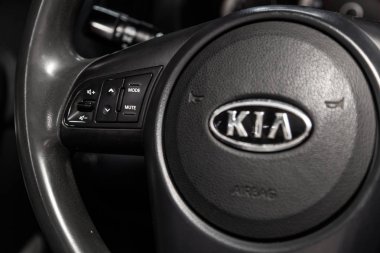 Novosibirsk, Rusya - 15 Mayıs 2019: Kia Cerato, telefon ayarı ve ses düğmeleri ile Multiwheel'in yakın çekim. Novosibirs bir otoparkta modern bir araba Fotoğraf