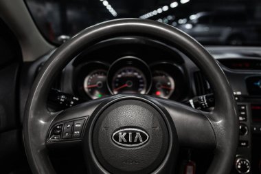 Novosibirsk, Rusya - 15 Mayıs 2019: Kia Cerato, gösterge panelinin yakın çekim, hız göstergesi, takometre ve direksiyon. Novosibirs bir otoparkta modern bir araba Fotoğraf