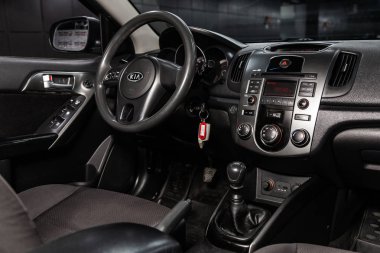 Novosibirsk, Rusya - 15 Mayıs 2019: Kia Cerato, gösterge panelinin yakın çekim, hız göstergesi, takometre, koltuk ve direksiyon. Novosibirs bir otoparkta modern bir araba Fotoğraf