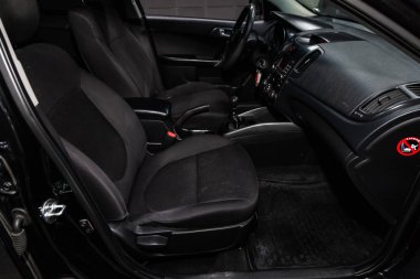 Novosibirsk, Rusya - 15 Mayıs 2019: Kia Cerato, gösterge panelinin yakın çekim, hız göstergesi, takometre, koltuk ve direksiyon. Novosibirs bir otoparkta modern bir araba Fotoğraf