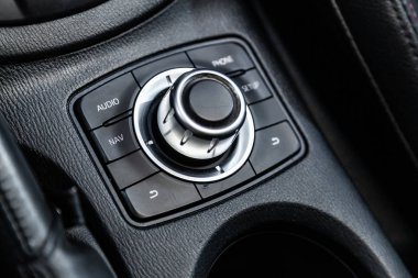 Novosibirsk, Rusya - 15 Mayıs 2019: Mazda Cx-5, navigasyon, ses, telefon ve kurulum düğmelerinin yakın çekim. Novosibirs bir otoparkta modern bir araba Fotoğraf