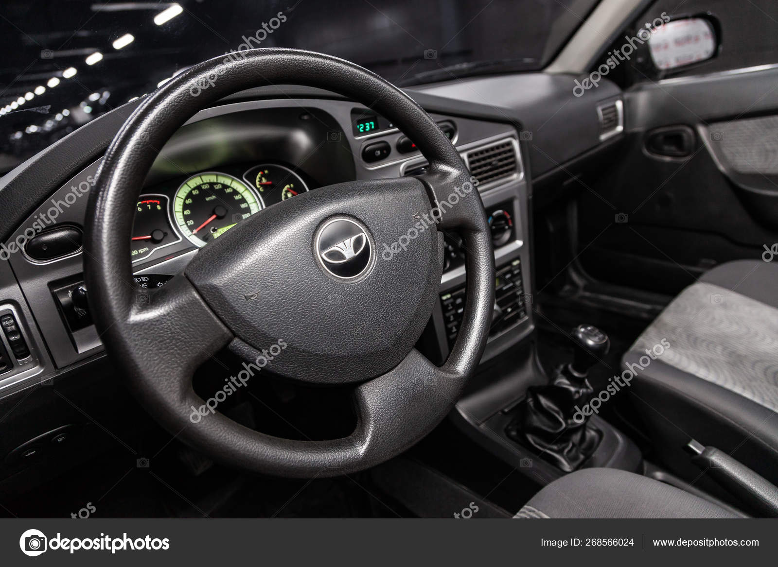 Novosibirsk, Russie - 12.26.2019 : l'intérieur de la voiture Mazda 3 avec  tableau de bord, volant multifonctions et le compteur après nettoyage avant  de s Photo Stock - Alamy