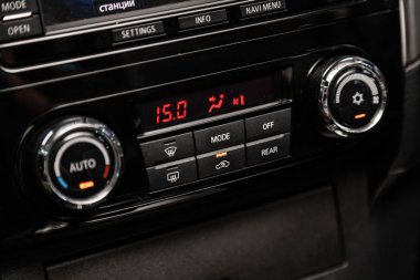 Novosibirsk, Rusya - 15 Mayıs 2019: Mitsubishi Pajero, gösterge panelinin yakın çekim, üfleyicinin ayarı, klima, oyuncu. Novosibirs bir otoparkta modern bir araba Fotoğraf
