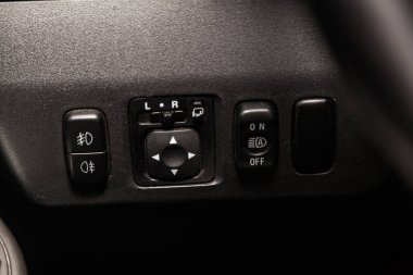 Novosibirsk, Rusya - 15 Mayıs 2019: Mitsubishi Pajero, düğmelerin yakın çekim: yan ayna ayarlama düğmeleri. Novosibirs bir otoparkta modern bir araba Fotoğraf