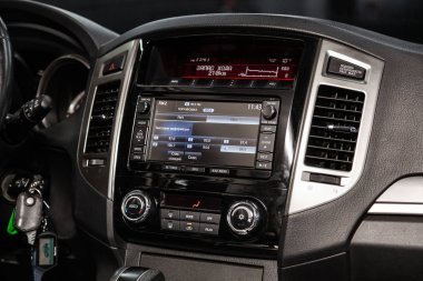 Novosibirsk, Rusya - 15 Mayıs 2019: Mitsubishi Pajero, gösterge panelinin yakın çekim, üfleyicinin ayarı, klima, oyuncu. Novosibirs bir otoparkta modern bir araba Fotoğraf