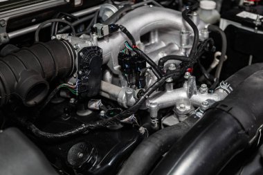 Novosibirsk, Rusya - 15 Mayıs 2019: Mitsubishi Pajero, motorun yakın çekim, ön görünüm. Novosibirs bir otoparkta modern bir araba Fotoğraf