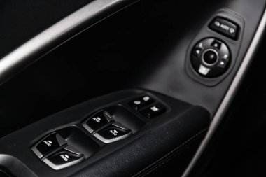 Novosibirsk, Rusya - 15 Mayıs 2019: Hyundai Santa Fe, yan kapı düğmelerinin yakın çekim: pencere ayar düğmeleri, kapı kilidi. Novosibirs bir otoparkta modern bir araba Fotoğraf