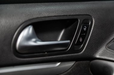 Novosibirsk, Rusya - 15 Mayıs 2019: Volkswagen Tiguan, yan kapı kilit düğmelerinin yakın çekim. Novosibirs bir otoparkta modern bir araba Fotoğraf