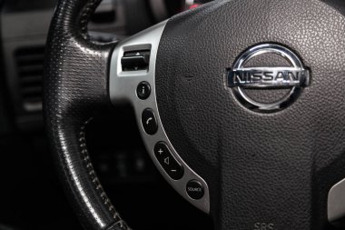 Novosibirsk, Rusya - 15 Mayıs 2019: Nissan Xtrail, telefon ayarı ve ses düğmeleri ile Multiwheel yakın çekim. Novosibirs bir otoparkta modern bir araba Fotoğraf
