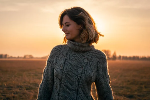 Porträt Fröhliche Junge Frau Brünett Braunem Strickpullover Aus Naturwolle Und — Stockfoto