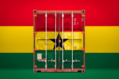  Gana ihracat-ithalat, konteyner taşıma ve malların ulusal teslimat kavramı. Gana ulusal bayrağı ile taşıma konteyner, ön görüntülemek