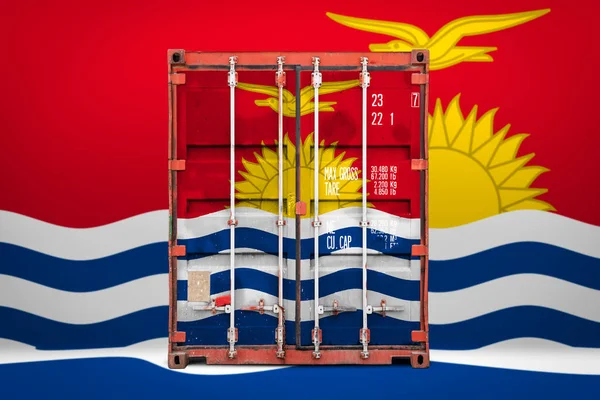 キリバスの輸出入 コンテナ輸送 商品の国内配送の概念 キリバスの国旗を持つ輸送コンテナ 正面を見る — ストック写真