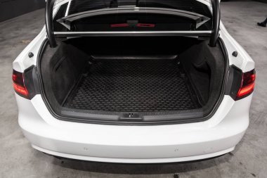 Novosibirsk, Rusya - 21 Mayıs 2019:Audi A4, bagaj botunun yakın çekim, ön görünüm. Novosibirs bir otoparkta modern bir araba Fotoğraf