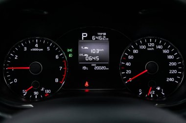 Novosibirsk, Rusya - 20 Mayıs 2019: Kia Cerato, gösterge panelinin yakın çekim, hız göstergesi ve takometre. Novosibirs bir otoparkta modern bir araba Fotoğraf