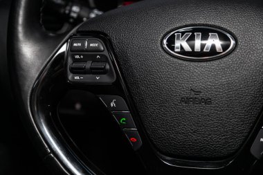 Novosibirsk, Rusya - 20 Mayıs 2019: Kia Cerato, telefon ayarı ve ses düğmeleriyle Multiwheel'in yakın çekimi. Novosibirs bir otoparkta modern bir araba Fotoğraf